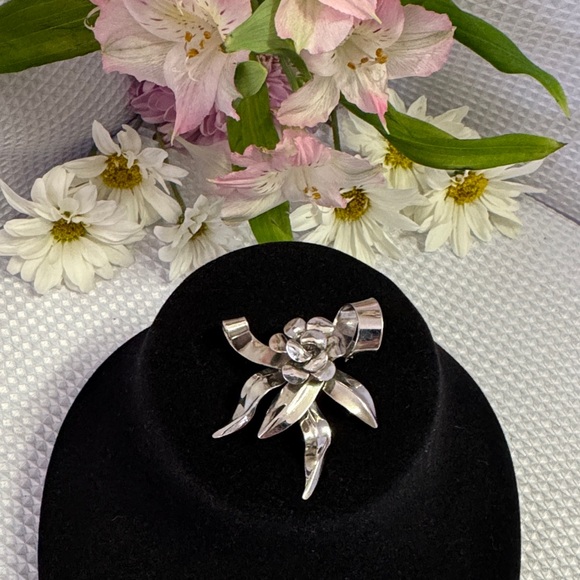 unbranded Jewelry - Vintage 2” Flower Ribbon Leaf Silver Tone Brooch Pin Beautiful Feminine Romantic